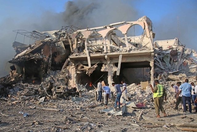 Somali’nin başkenti Mogadişu'nun Sobi bölgesinde toplu taşıma araçları istasyonunun yakınında bomba yüklü araçla düzenlenen saldırıda ölü ve yaralıların olduğu bildirildi. Saldırı sonucu bölgedeki bina ve araçlarda ağır hasar oluştu. ( Sadak Mohamed - Anadolu Ajansı )