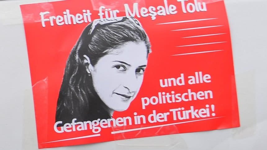 Ein Mann demonstriert für die Freiheit von Mesale Tolu und allen politischen Gefangenen in der Türkei am 11.10.2017 in Frankfurt am Main (Hessen). Mesale Tolu wurde in Ulm geboren, sie hat an der Uni Frankfurt studiert und in Istanbul als Reporterin und Übersetzerin gearbeitet. Der deutschen Journalistin wird von den türkischen Behörden Terrorpropaganda und Mitgliedschaft in einer Terrororganisation vorgeworfen. In der Mainmetropole haben rund 50 Menschen mit einem Fahrrad- und Autokorso für die Freilassung der Journalistin demonstriert. Foto: Andreas Arnold/dpa +++(c) dpa - Bildfunk+++